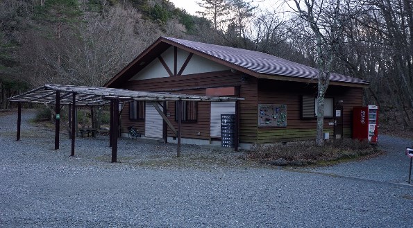 【富士山の樹海でお洒落キャンプ♪】『キャンプアカイケ』キャンプ場情報まとめ